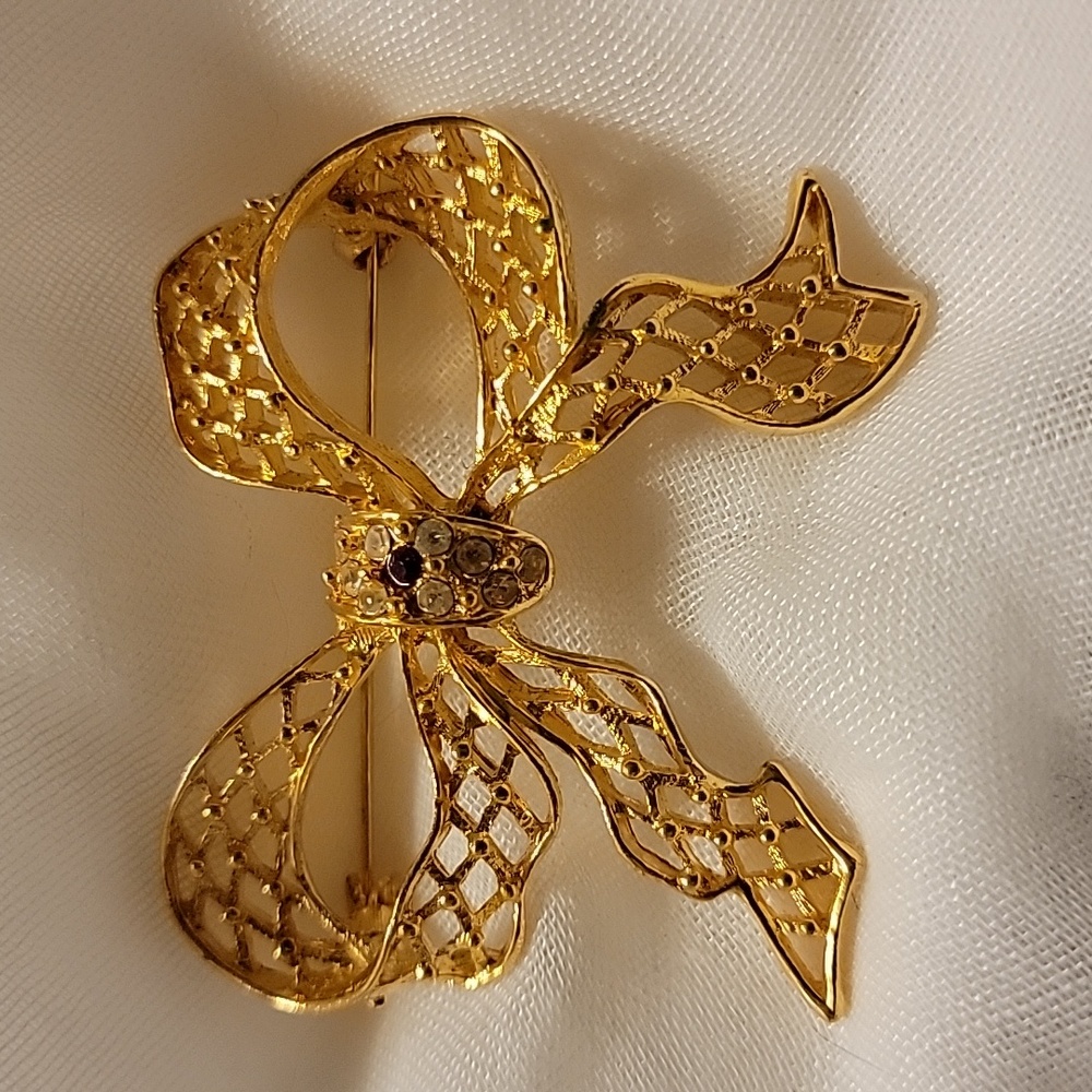 Cut Out Ribbon Bow Gold Tone Brooch Pin Christmas Holiday Clear Red Faux Stones